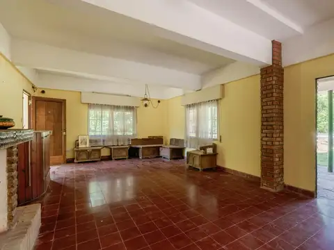 Caseron con gran jardin arbolado en Roldan