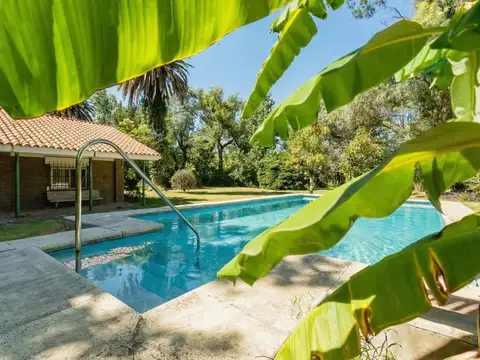 Caseron con gran jardin arbolado en Roldan