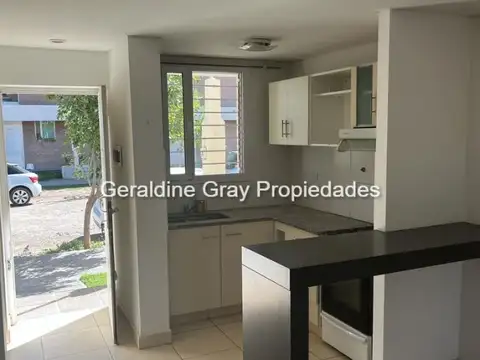 Dúplex en venta de 2 dormitorios c/ cochera en Centenario