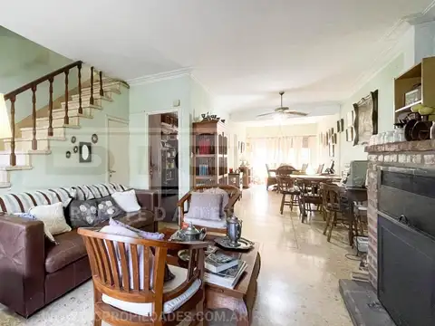 Casa 7 ambientes con 2 baños