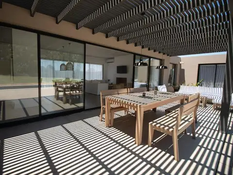 Casa 5 ambientes con 3 baños