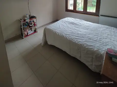 MUY BUENA CASA DE 2 DORMITORIOS, JARDIN, COCHERA