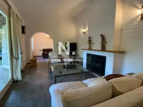 Casa 4 ambientes con 2 baños