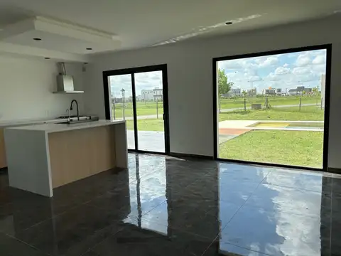 Casa en Venta con 3 cocheras