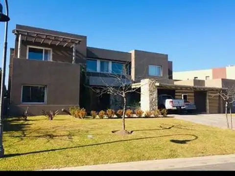 Casa en Venta con 2 cocheras