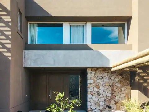 Casa 6 ambientes con 5 baños