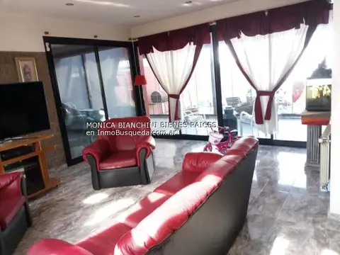 Casa 9 ambientes con 2 baños