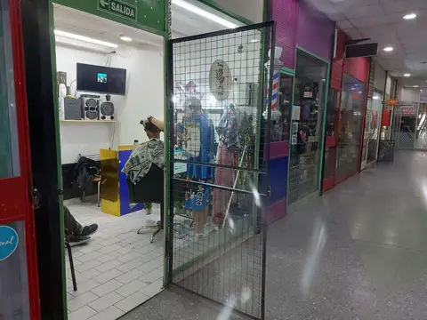 VENTA LOCAL COMERCIAL EN GALERIA EN LA BOCA .