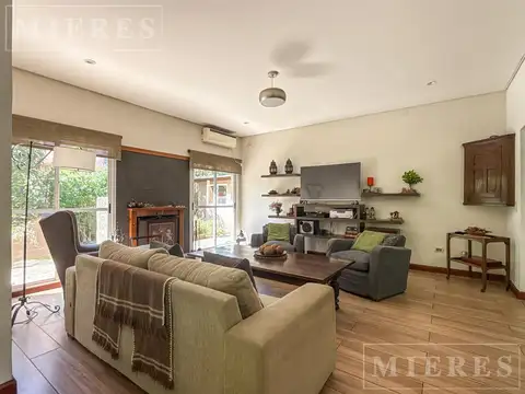 Casa en Venta con 2 cocheras