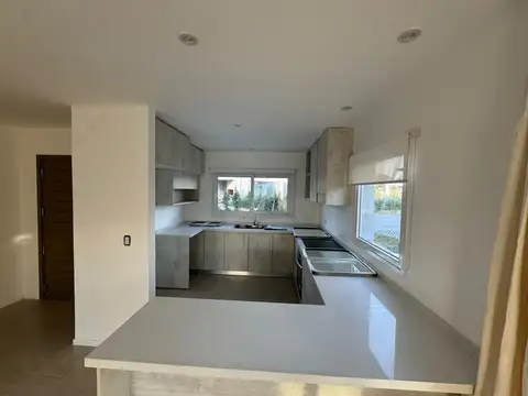 Casa 4 ambientes con 2 baños