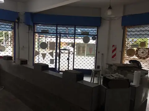 Local en esquina comercial con alto transito vehicular