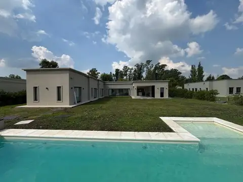 Casa en  VENTA - Club de Campo AREA 60 - Autovia 2 km 64