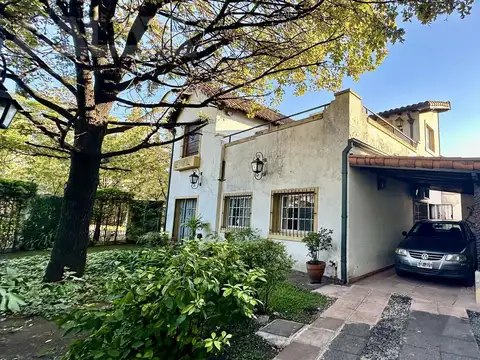 Casa en Castelar Norte -5 ambientes -3 Dormitorios - Parque - Cochera