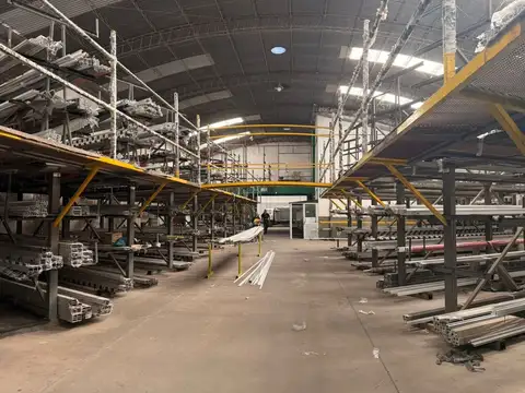 GALPÓN EN ALQUILER CON DOBLE ACCESO VEHICULAR