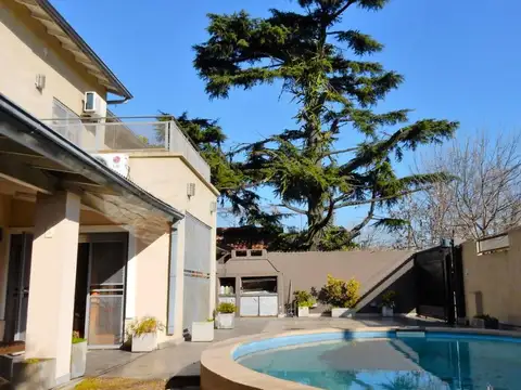 Casa con parque y pileta a la venta en Ituzaingo