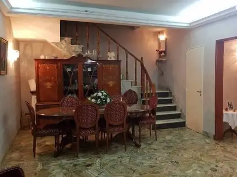 Casa 6 ambientes con 2 baños