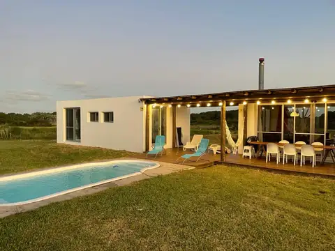 VENTA: Casa de cuatro dormitorios, pileta y cochera en la costa de Rocha, Uruguay