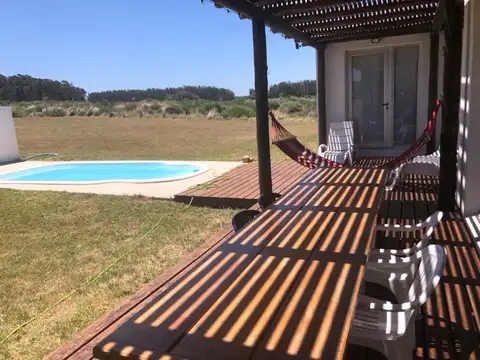 VENTA: Casa de cuatro dormitorios, pileta y cochera en la costa de Rocha, Uruguay
