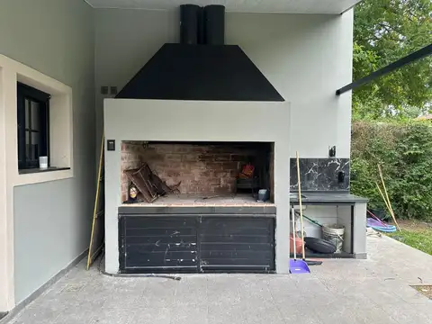 Casa en Alquiler con 2 cocheras