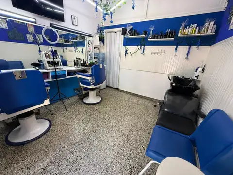 LOCAL CON PERSIANA Y VIDRIERA - EXCELENTE UBICACION