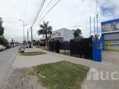 Propiedad a la venta 2 locales, departamento y un amplio terreno