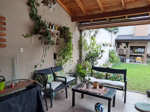 Casa 6 ambientes con 4 baños