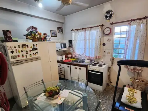 DUPLEX DE 3 AMBIENTES CON COCHERA Y PATIO EN VENTA. OLIVOS