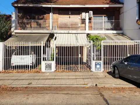 DUPLEX DE 3 AMBIENTES CON COCHERA Y PATIO EN VENTA. OLIVOS