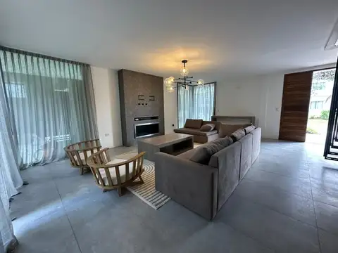 Casa en Alquiler con 3 cocheras