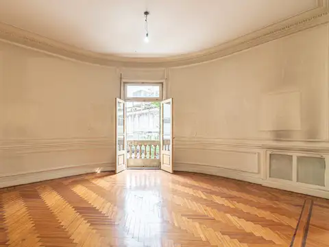 Venta Semipiso de Estilo Francés 8 Ambientes en Balvanera