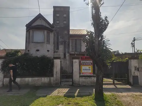 CASA 2 PLANTAS, 7 AMBIENTES CON AMPLIO PARQUE