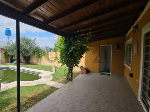 CASA 3 AMBIENTES CON JARDIN, PILETA, PARRILLA Y COCHERA - Apto profesional - LOBOS