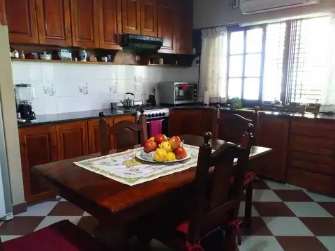 Casa en Venta con 3 cocheras