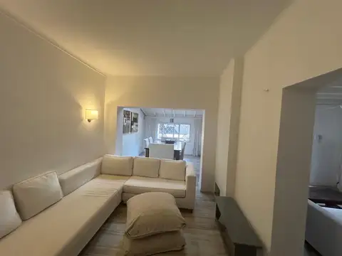 Casa 6 ambientes con 2 baños