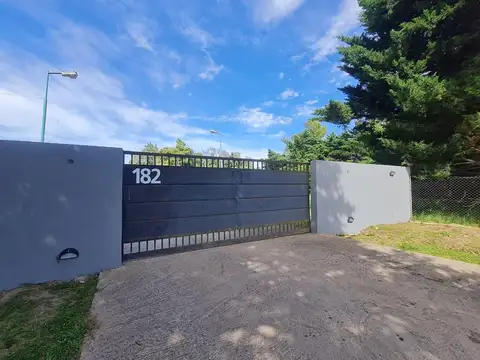 Calle 137  e/  423 y 424.