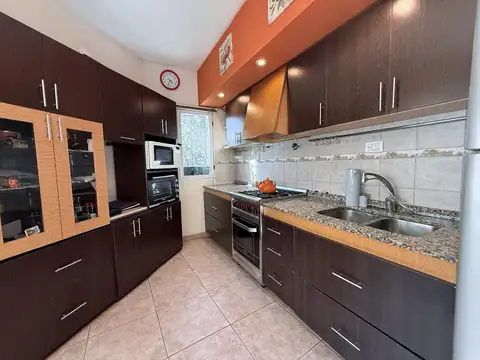 Casa 5 ambientes con 2 baños