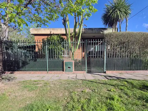 Casa en venta de 5 ambientes en Benavidez - Con jardín