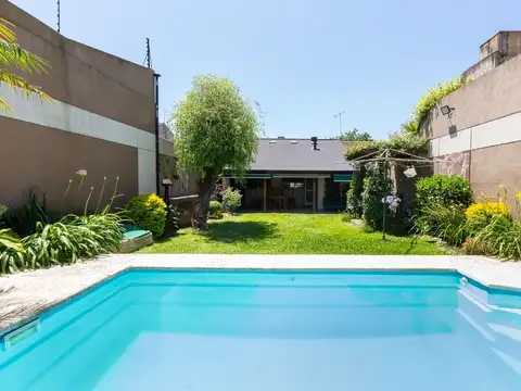 VENTA CASA 5 AMB C/PARQUE/PILETA/COCHERA-PERMUTA