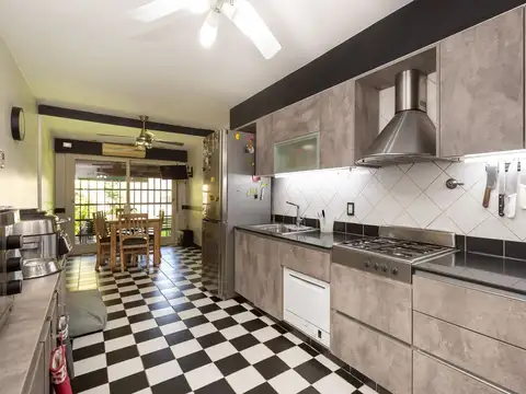 Casa 5 ambientes con 2 baños