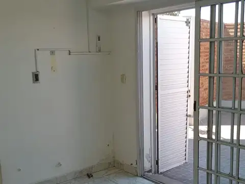 Se ALQUILA casa mas local en san justo
