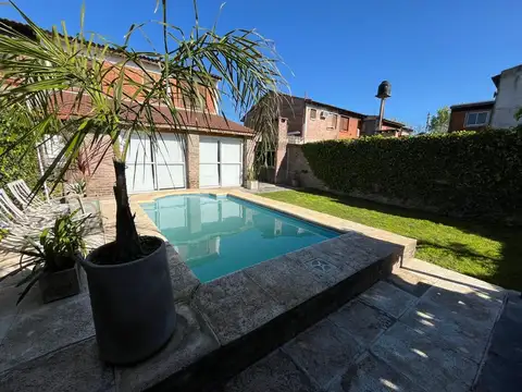 Casa duplex en VENTA 5 AMB. CON QUINCHO Y PILETA