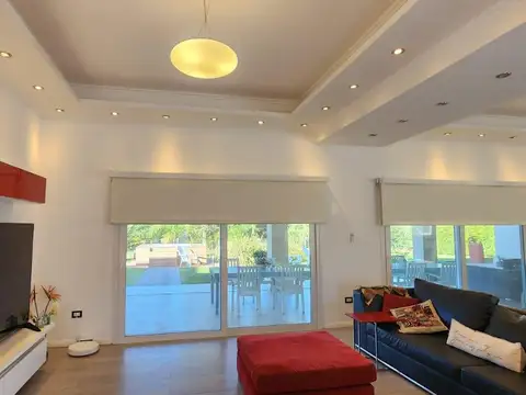 Casa en Venta con 3 cocheras