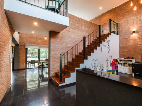 Casa en Venta con 3 cocheras