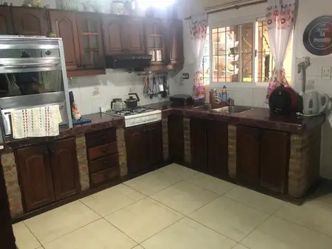 Casa 5 ambientes con 2 baños