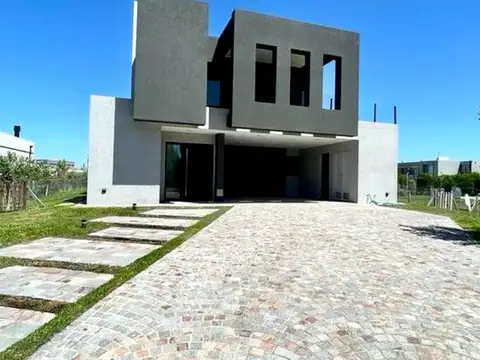 Excelente casa en Barrio Terralagos, Canning.