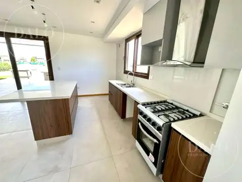Casa 6 ambientes con 3 baños