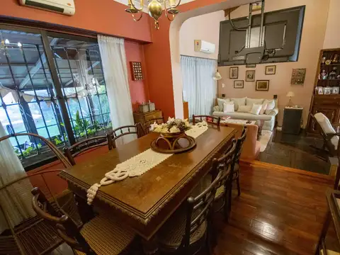 Casa en Venta con 2 cocheras