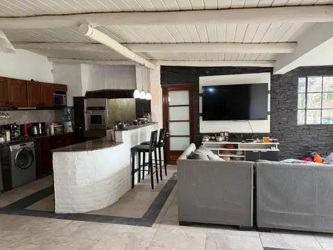 VENTA - CASA 4 DORMITORIOS CON JARDIN Y PILETA - FUNES