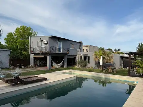 VENTA - CASA 4 DORMITORIOS CON JARDIN Y PILETA - FUNES