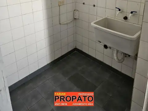 Departamento de 2 ambientes al lateral con cocina separada y baño completo!